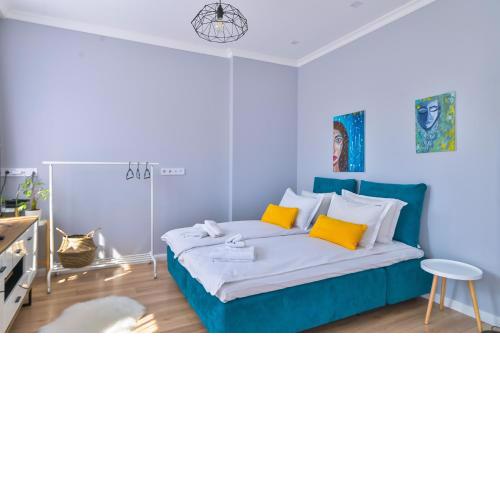 - The Blue Apartment - 1BD with Artistic Interior Design