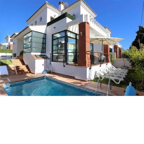 011 Bright and Spacious Villa with Private Pool