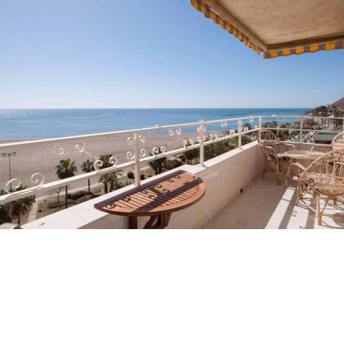 021 - Wonderful Beachfront Apartment with Stunning Sea Views