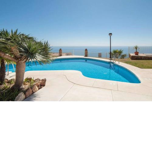 035 - Bright and Relaxing Two Bedroom Apartment with Sea Views from the Gardens