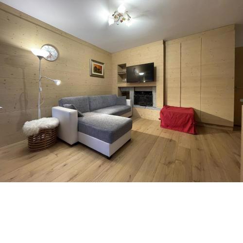 075 Monolocale, Giustino