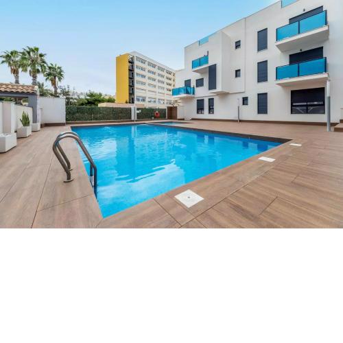 082 Apartamento moderno con la piscina