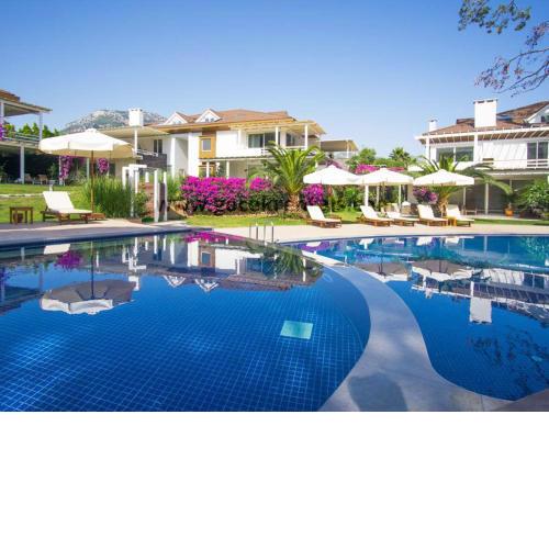 1 Bedroom Seafront Apart w/Pool, Garden, Free WiFi