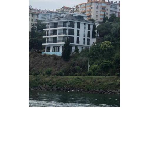 ✦ 1 Bedroom Seaside Holiday Home with Beach Access