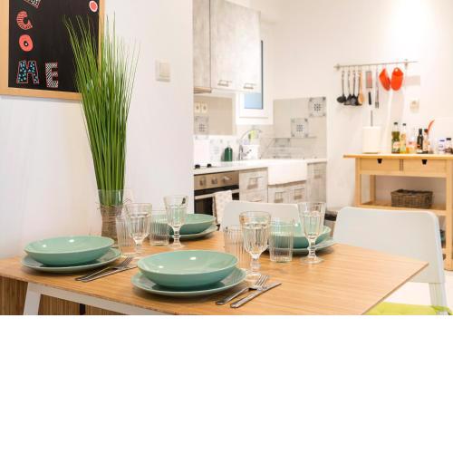 1 KM from The Acropolis 1 Bedroom Apt Netflix And Washing Machine