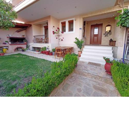 1. Lovely house with garden and free parking