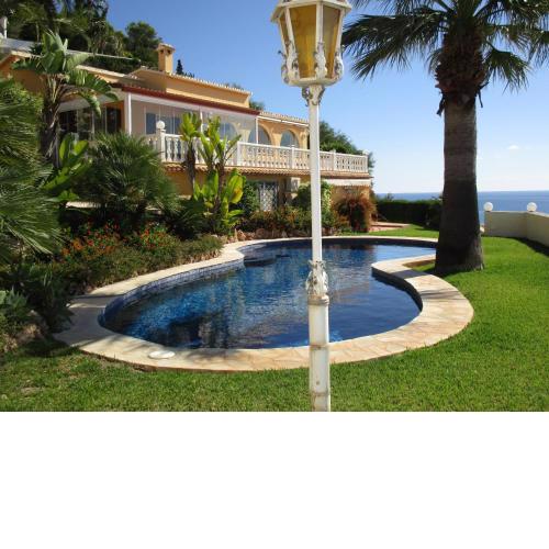 1. Meeresline Villa mit privat Pool