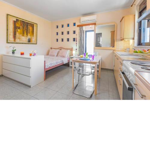 1-Sea view beach studio for 2 in the city centre!