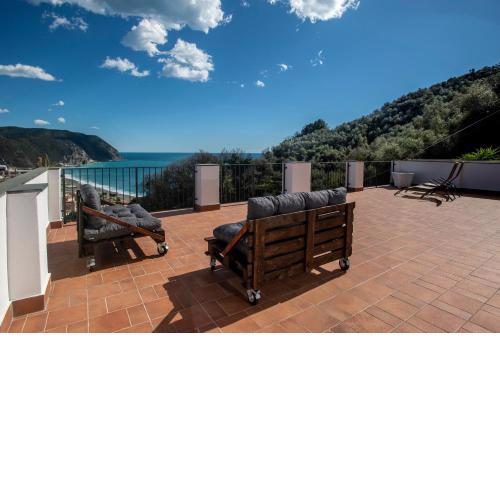 100 - VILLA Ginestra, ampia Terrazza 120m2 vista mare 10 minuti a piedi spiaggia, 3 camere da letto