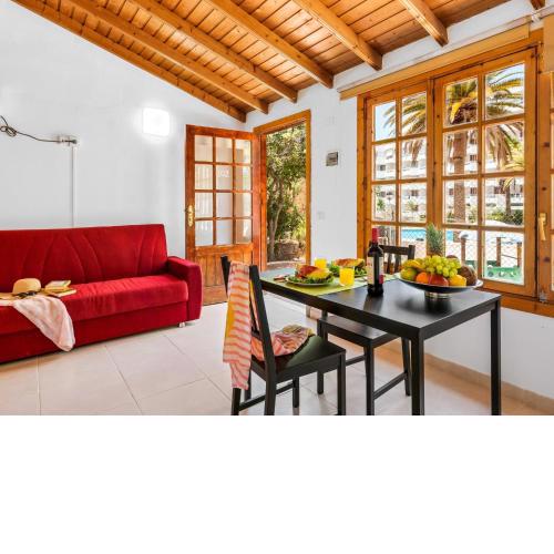101 Bright Accomodation with Pool View