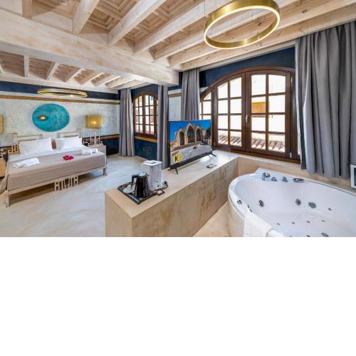 10GR Boutique Hotel & Wine Bar