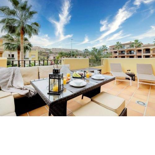 15 SUNNY APARTMENT, TERRACE, POOL, WiFi!