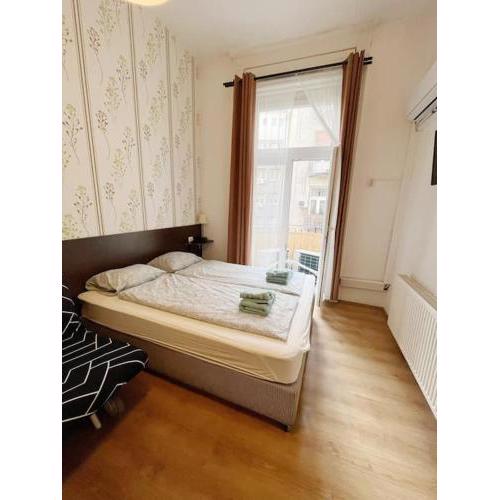 1#Parliament Sunflower Apartments Room