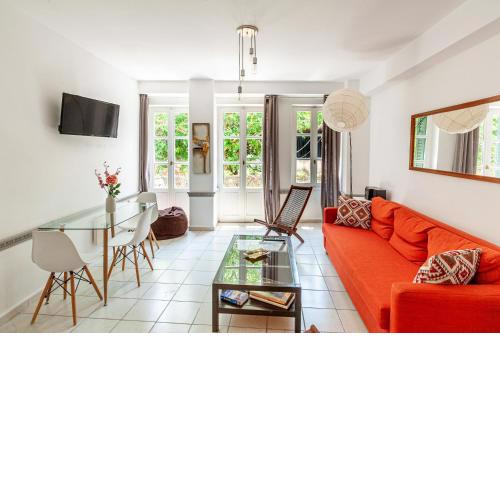 1st floor, 3room apartment, up to 6 people @ historic center; great neighborhood