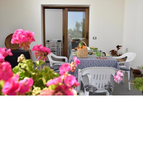 2 - Relax in villa immersa nel verde a 500 m. dal mare