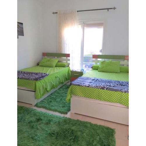 شاليه بروف بامواج الساحل الشمالي 2 نوم و 2 حمام يري البحر و بحيرة الفندقية السعر شاملة شحن الكهرباء والمياه و شحن كروت الايجار