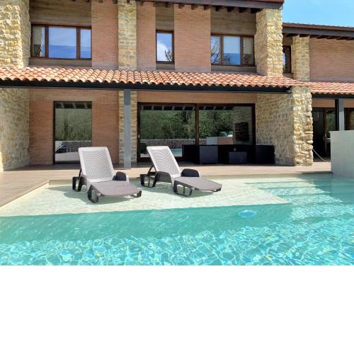 2 Apartamentos en villa con piscina privada en Asturias El Marquesau