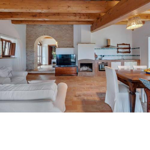 2 apartments in Mombaroccio with pool and plenty of privacy