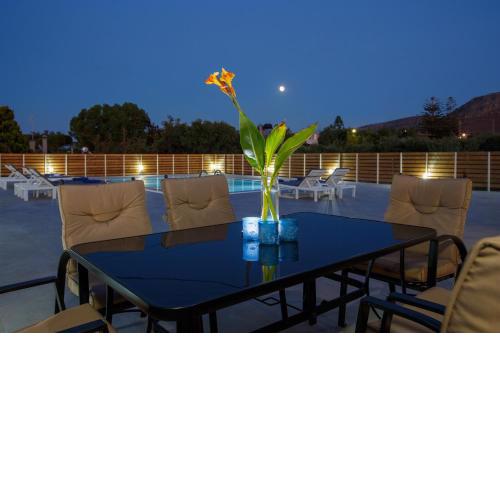2 BD Modern Villa w Private Pool, Courtyard & BBQ