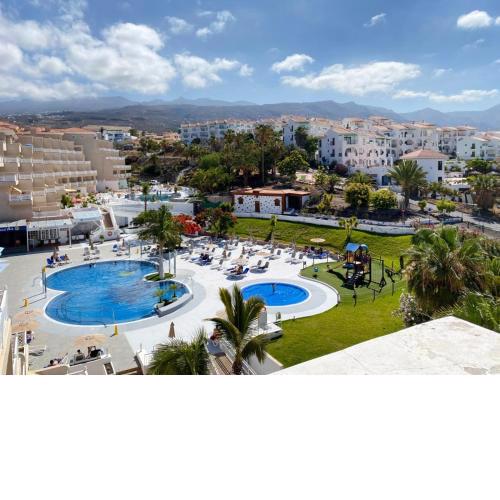2 bedroom apartment, 2 pools, large balcony, all amenities