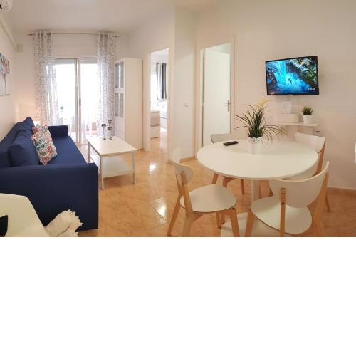 2 Bedroom Apartment Torrevieja 100 m to Playa De Los Locos ,Pool