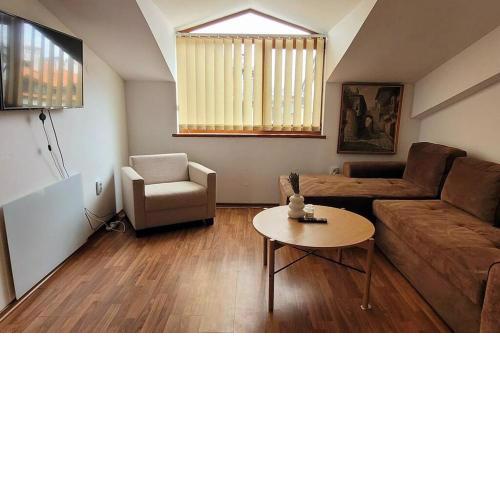 2-bedroom apt, 3min walk to ski path, 9min walk to gondola