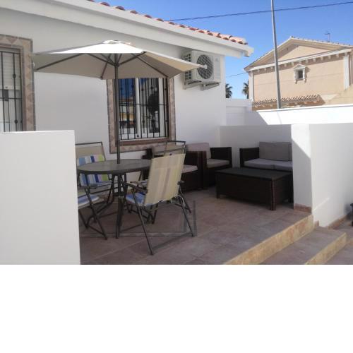 2 bedroom newly renovated bungalow close to bars & restaurants
