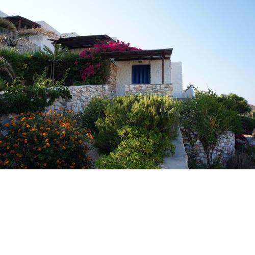 2-bedroom stone house, pool, 10min walk to beach