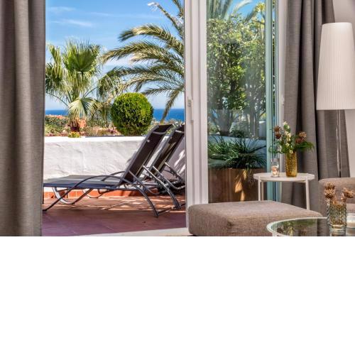 2 bedroom with sea and mountain views, pool
