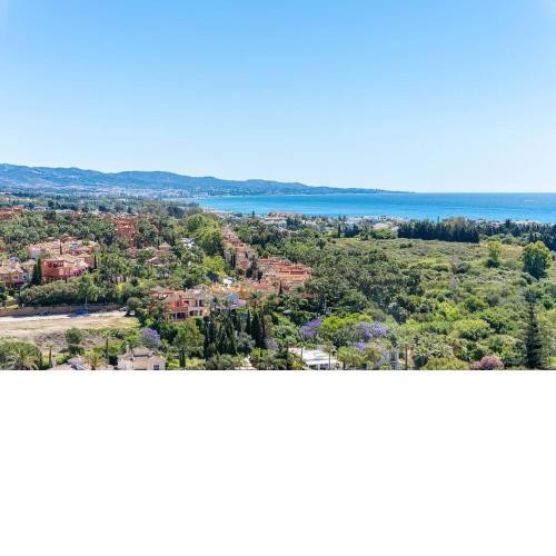 2 bedroom with seaviews pool and parking by Puerto Banus