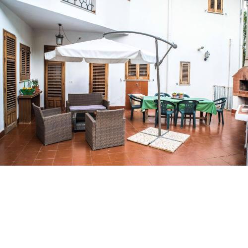 2 bedrooms appartement at Palermo 800 m away from the beach with enclosed garden and wifi