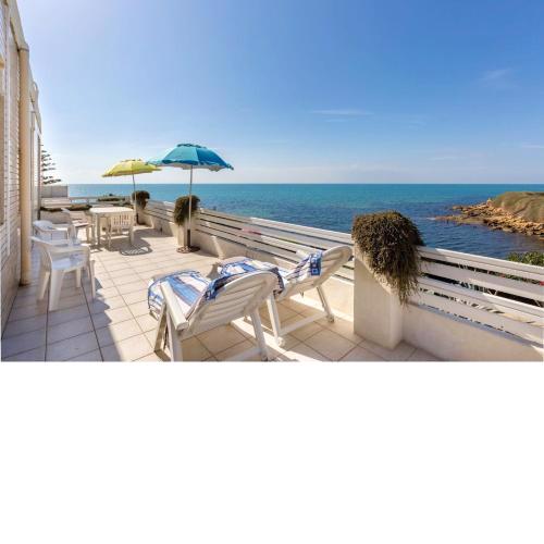 2 bedrooms appartement at Punta Braccetto 40 m away from the beach with sea view enclosed garden and wifi