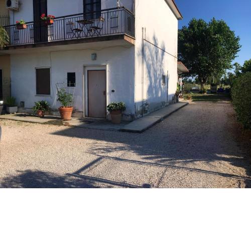 2 bedrooms appartement with enclosed garden and wifi at Cioccatelli 1 km away from the beach