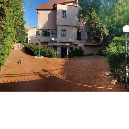 2 bedrooms appartement with enclosed garden and wifi at Palermo 1 km away from the beach