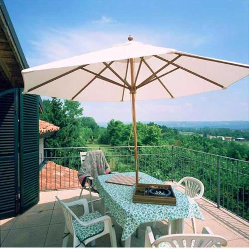 2 bedrooms appartement with enclosed garden at Carru