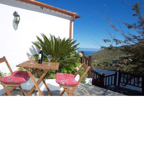 2 bedrooms appartement with furnished terrace and wifi at Santa Cruz de Tenerife Canarias 5 km away from the beach