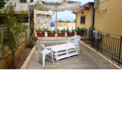 2 bedrooms appartement with sea view and enclosed garden at Palermo 2 km away from the beach