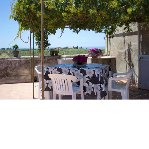 2 bedrooms appartement with sea view enclosed garden and wifi at Sciacca 5 km away from the beach
