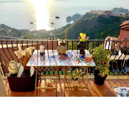 2 bedrooms appartement with sea view enclosed garden and wifi at Taormina 2 km away from the beach