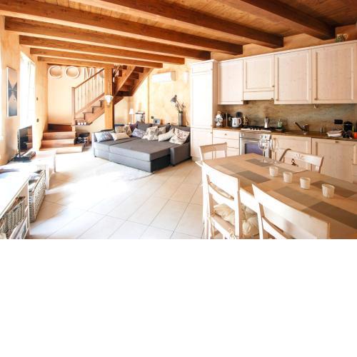2 bedrooms appartement with terrace and wifi at Como 1 km away from the beach