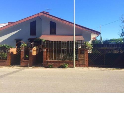 2 bedrooms house at Laura 100 m away from the beach with enclosed garden and wifi