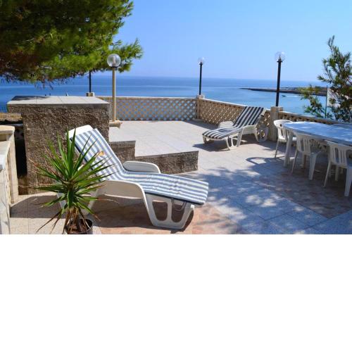 2 bedrooms house at Monopoli 100 m away from the beach with sea view enclosed garden and wifi