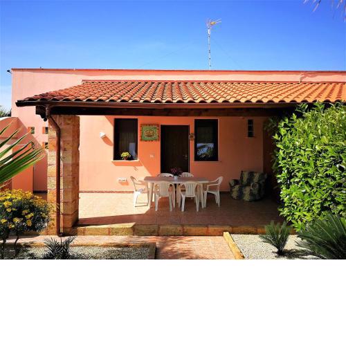 2 bedrooms house at Torre San Giovanni 700 m away from the beach with enclosed garden and wifi