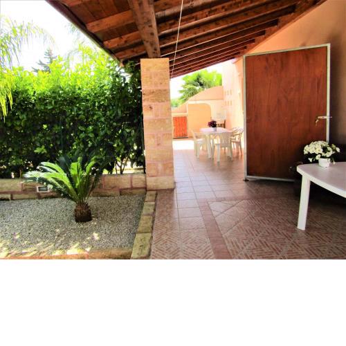 2 bedrooms house at Torre San Giovanni 700 m away from the beach with enclosed garden and wifi
