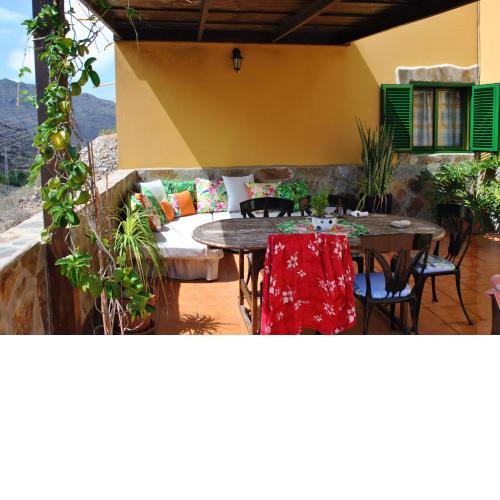 2 bedrooms house with furnished garden and wifi at Mogan 4 km away from the beach