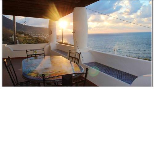 2 bedrooms house with sea view enclosed garden and wifi at Malfa
