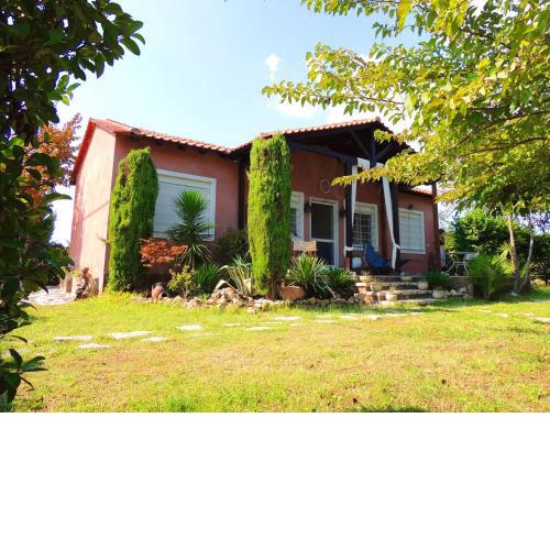 2 bedrooms house with sea view enclosed garden and wifi at Potidee