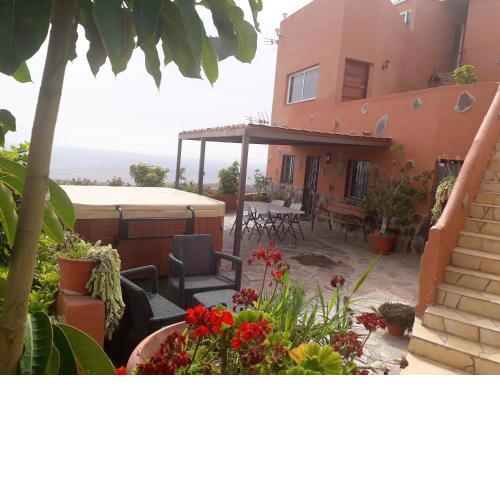 2 bedrooms house with sea view jacuzzi and enclosed garden at Adeje 1 km away from the beach
