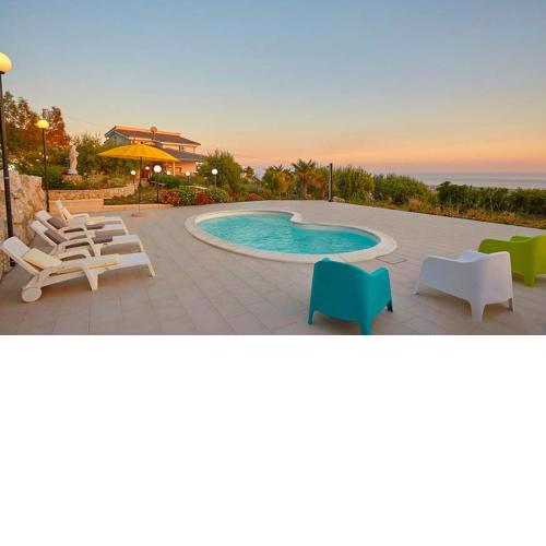 2 bedrooms villa with sea view private pool and enclosed garden at Favara