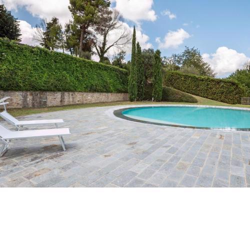 2 independent apartments in Mombaroccio with pool